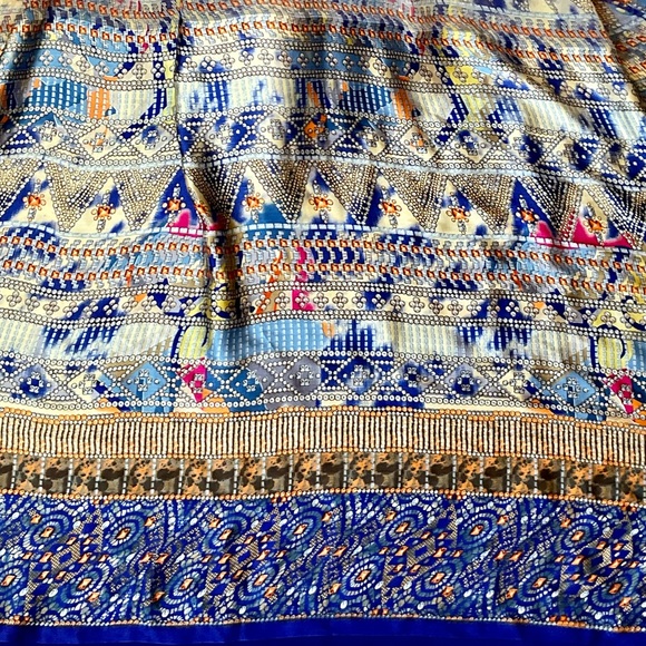 Blue printed geometric georgette satin fabric of 2Yds 22 Inches Width 45 Inches - Picture 3 of 5